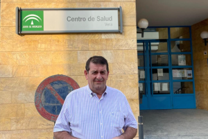 El portavoz del PSOE de Vera, Martín Gerez, en la puerta del centro de salud.