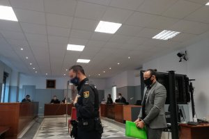 El acusado en la sala de vistas de la Audiencia de Almería
