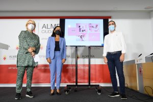 Mari Trini Villegas, Carmen Sánchez y Carlos Sánchez en la presentación