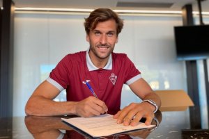 El delantero firmando la ficha del Eibar.