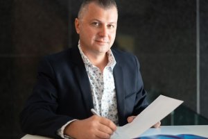 Viktor Kotsur, agente inmobiliario.