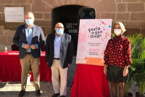 Los ediles del Gobierno municipal con el pregonero.