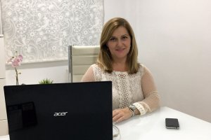 La psicóloga en su clínica.