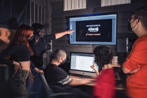 Alumnado de la EISO trabajando en el proyecto colectivo.