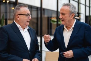 Pedro Manuel De la Cruz  y Francisco Martínez-Cosentino en un momento de la entrevista.