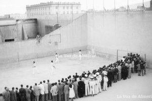 En los años 40 el colegio de la Salle y sus instalaciones deportivas le daban vida al otro lado de la Rambla y acercaba el viejo cauce a la ciudad.