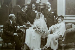 Los novios José Navarro Moner y Paquita Pérez Gil, con sus padres.  Foto cortesía del Museo Etnográfico de Terque.