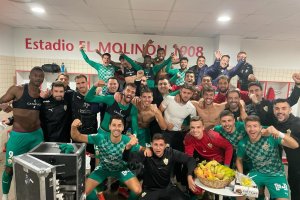 La celebración del equipo tras la victoria en El Molinón.