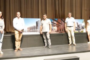 Responsables municipales y de la empresa presentando la idea ganadora para la remodelación.