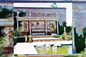 Zona del segundo recinto donde se ubica el estanque, con los decorados que montaron para el rodaje de la película y los cisnes.