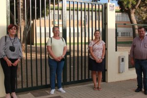 Maribel Carrión y José Miguel Alarcón, junto a la presidenta y representante de la AMPA Arcaru del CEIP Jesús de Perceval.