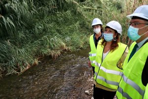 Carmen Crespo en su visita al estado de los trabajos en el río Adra.