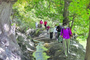 El Club de Senderismo ‘El Cerezo’ participa en un senderismo en el corazón de la Alpujarra granadina.