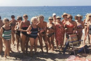 “Las sirenas” que disfrutan diariamente durante seis meses de un baño en la Playa de San Miguel.