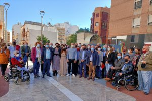 Indalecio Gutiérrez y un grupo de militantes que le apoyan antes de presentar su candidatura.