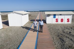 el alcalde y el concejal sobre algunas de las nuevas pasarelas.