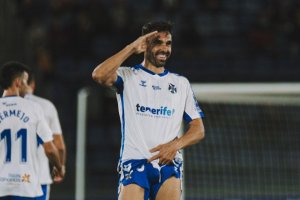 Enric Gallego haciendo el saludo militar.