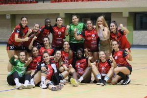 Las jugadoras roqueteras celebrando la victoria.