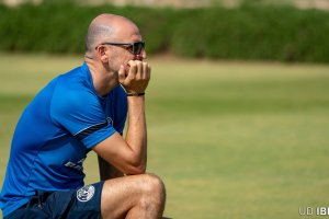 Atento en el entrenamiento del equipo ibicenco que dirige Carcedo.