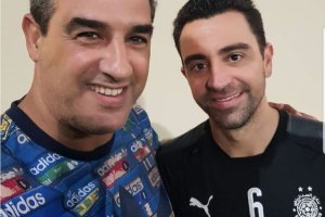 Hicham Jadrane con Xavi Hernández en Qatar.