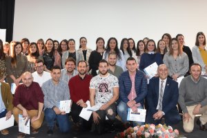 Fotografía de familia de un reparto anterior de ayudas.