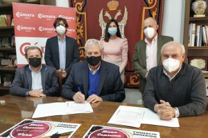 Los responsables en la firma del convenio \'Bonos al consumo\'