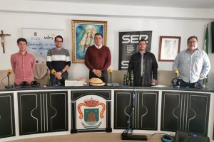 Fotografía de familia durante el programa emitido ayer desde Tíjola.