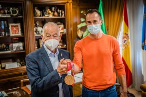 Gabriel Amat junto al medallista olímpico.