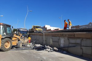 Arreglan los desperfectos del puente de la avenida del Mediterráneo.