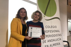 Presidenta Demarcación CPPA Almería entrega diploma SCR a Marina López.