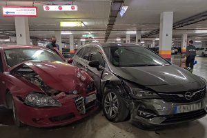 El conductor del Alfa Romeo rojo ha salido a la carrera abandonando su coche tras provocar el accidente.