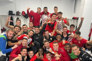 Celebración del Almería en el vestuario de Can Misses.