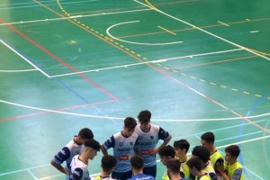 Los celestes recibiendo instrucciones.