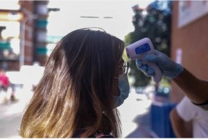 Toma de temperatura a una joven.