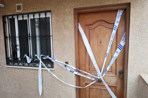 Puerta de la vivienda incendiada.