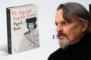 Miguel Bosé posa durante la presentación de su libro ‘El hijo del Capitán Trueno’.