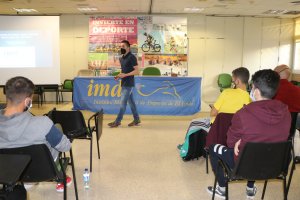 Las instalaciones del Instituto Municipal de Deportes acogen el curso.