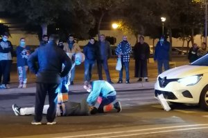 El herido, sobre el asfalto. FOTO DE LEILA.