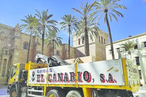 Llegada de piezas para el ascensor de la torre de la Catedral hace unos días.