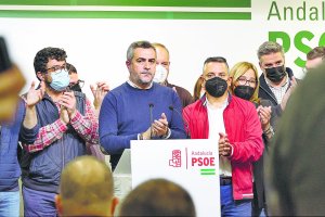 Lorenzo, tras su victoria, en la sede del psoe.