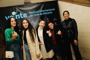 Las actrices Hadoum Benghnidira Nieto, Fatema Benalghani Bousrij, Sheima El Haddad Bousrij y Sokayna El Assri con Ian de la Rosa.