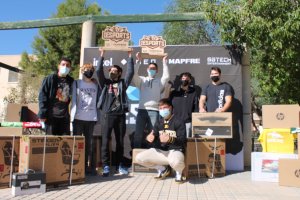 Alumnos del IES Rosa Navarro recogiendo los premios.