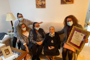 La alcaldesa entrega el diploma a María Santiago Moreno la gitana más anciana de Garrucha