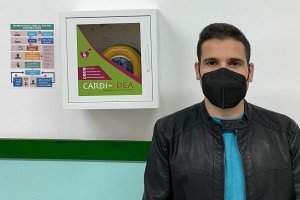 El alcalde de Líjar posa junto al DEA instalado en el centro CPR Filabres