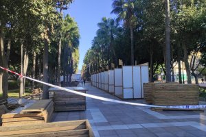 Algunos puestos ya están instalados pendientes de subir la persiana.