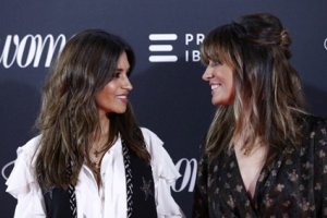 Isabel y Sara en el photocall de los Premios Woman Planet 2021.