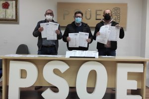 Imagen de los representantes con las firmas recogidas
