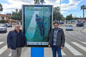 Responsables junto al cartel de la campaña en Huércal-Overa