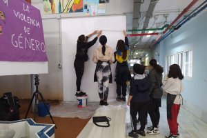 Estudiantes del IES Río Andarax realizando el mural sobre la eliminación de la violencia de género.