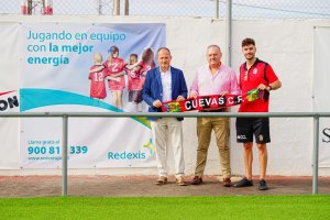 José Enrique Carretero con el alcalde de Cuevas.